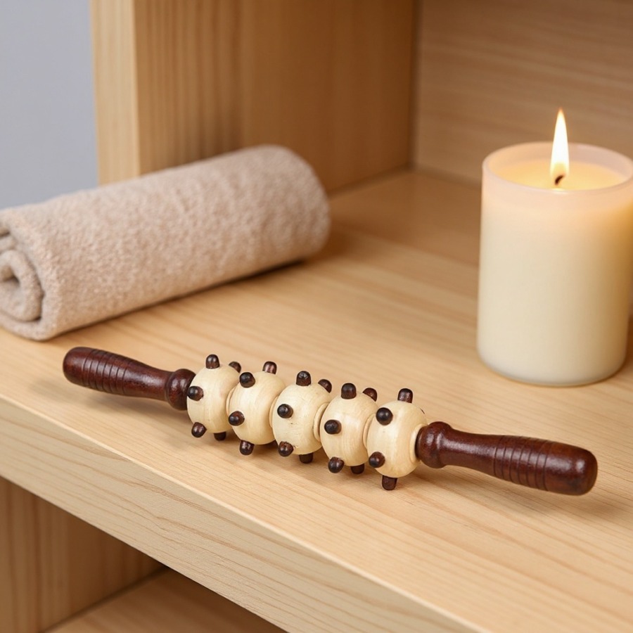 Rouleau de massage en bois sur une étagère de style spa