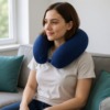 Une ergonomique coussin de voyage pour le cou en forme de U, porté, vue de dos