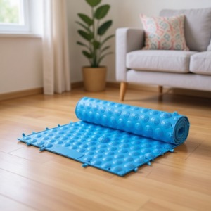 Mata d’acupression pour les pieds, étalée sur le sol du salon Mata d’acupression pour les pieds, étalée sur le sol du salon
