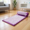 Mata d'acupression Fleur de Lotus pour favoriser la détente, déployée sur le sol du salon