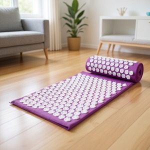 Mata d'acupression Fleur de Lotus pour favoriser la détente, déployée sur le sol du salon Mata d'acupression Fleur de Lotus pour favoriser la détente, déployée sur le sol du salon