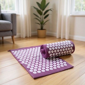 Mata Akupresurowa z Poduszką rozłożona na podłodze salonu → Tapis d'acupression avec coussin déployé sur le sol du salon. Mata Akupresurowa z Poduszką rozłożona na podłodze salonu → Tapis d'acupression avec coussin déployé sur le sol du salon.