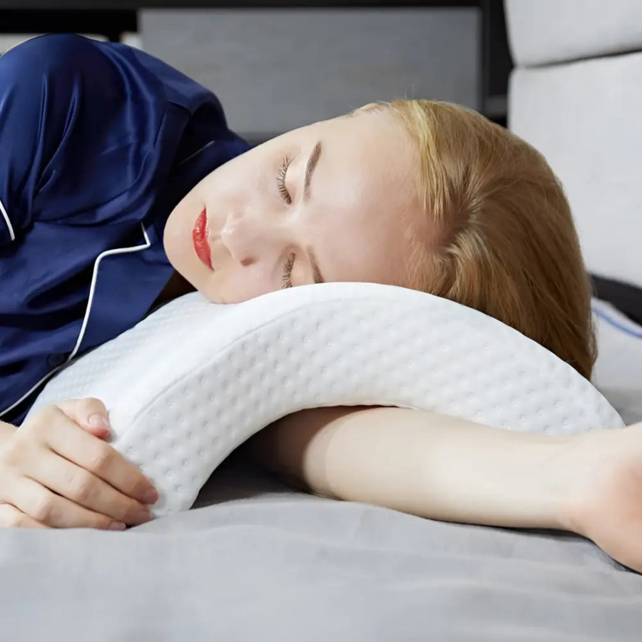 Un oreiller en mousse à mémoire de forme à la courbure adaptée pour le bras