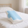 Un coussin rafraîchissant orthopédique pour le lit dans la chambre