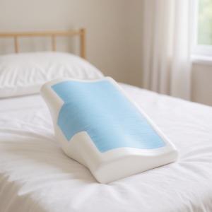 Un coussin rafraîchissant orthopédique pour le lit dans la chambre Un coussin rafraîchissant orthopédique pour le lit dans la chambre