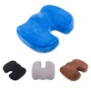 Coussin orthopédique de position assise en mousse à mémoire de forme avec découpe pour le coccyx Coussin orthopédique de position assise en mousse à mémoire de forme avec découpe pour le coccyx