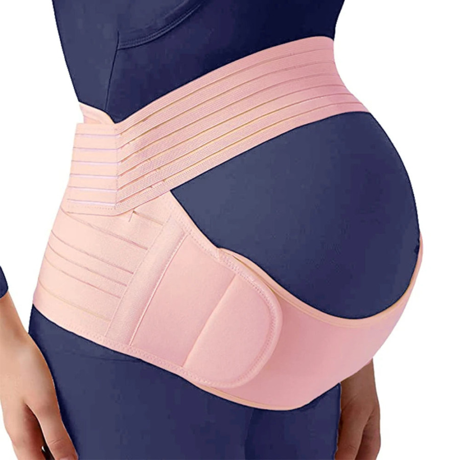 Une femme enceinte portant une ceinture de soutien Une femme enceinte portant une ceinture de soutien
