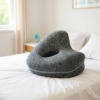 Coussin de Soutien sous les Genoux pour le Lit dans la Chambre Coussin de Soutien sous les Genoux pour le Lit dans la Chambre