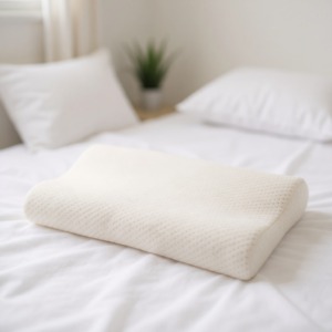 Un coussin de confort anti-fatigue pour le lit dans la chambre Un coussin de confort anti-fatigue pour le lit dans la chambre