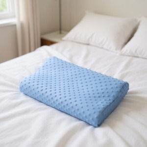 Un oreiller en mousse à mémoire de forme pour la nuque, à utiliser dans votre lit, dans la chambre. Un oreiller en mousse à mémoire de forme pour la nuque, à utiliser dans votre lit, dans la chambre.